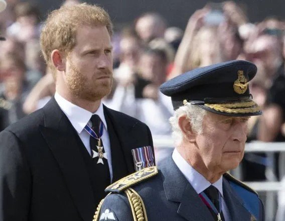 Le prince Harry de retour en Angleterre pour retrouver son père